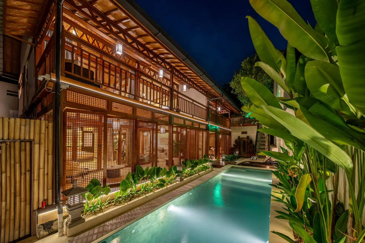 Ubud EcoHouse — Басейн і фасад увечері