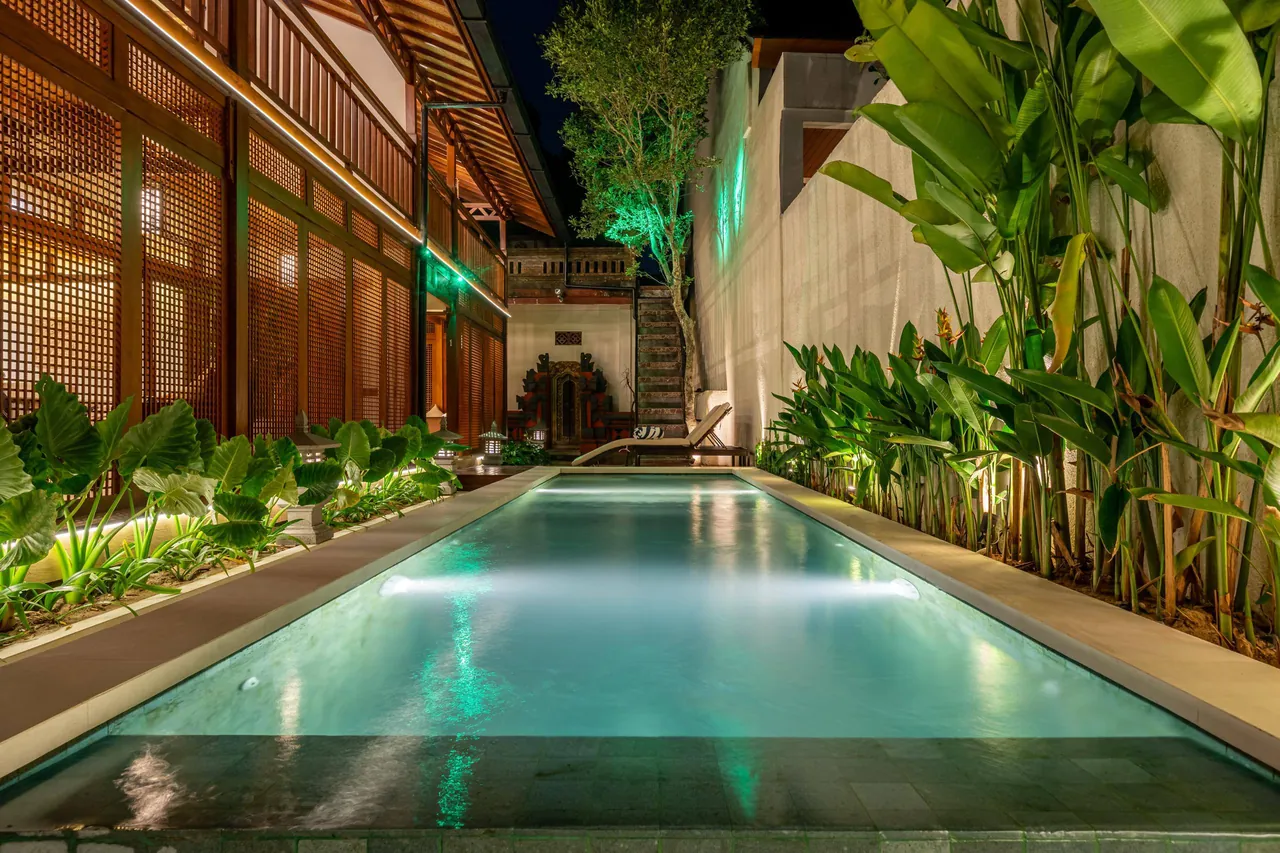 Ubud EcoHouse — Басейн увечері