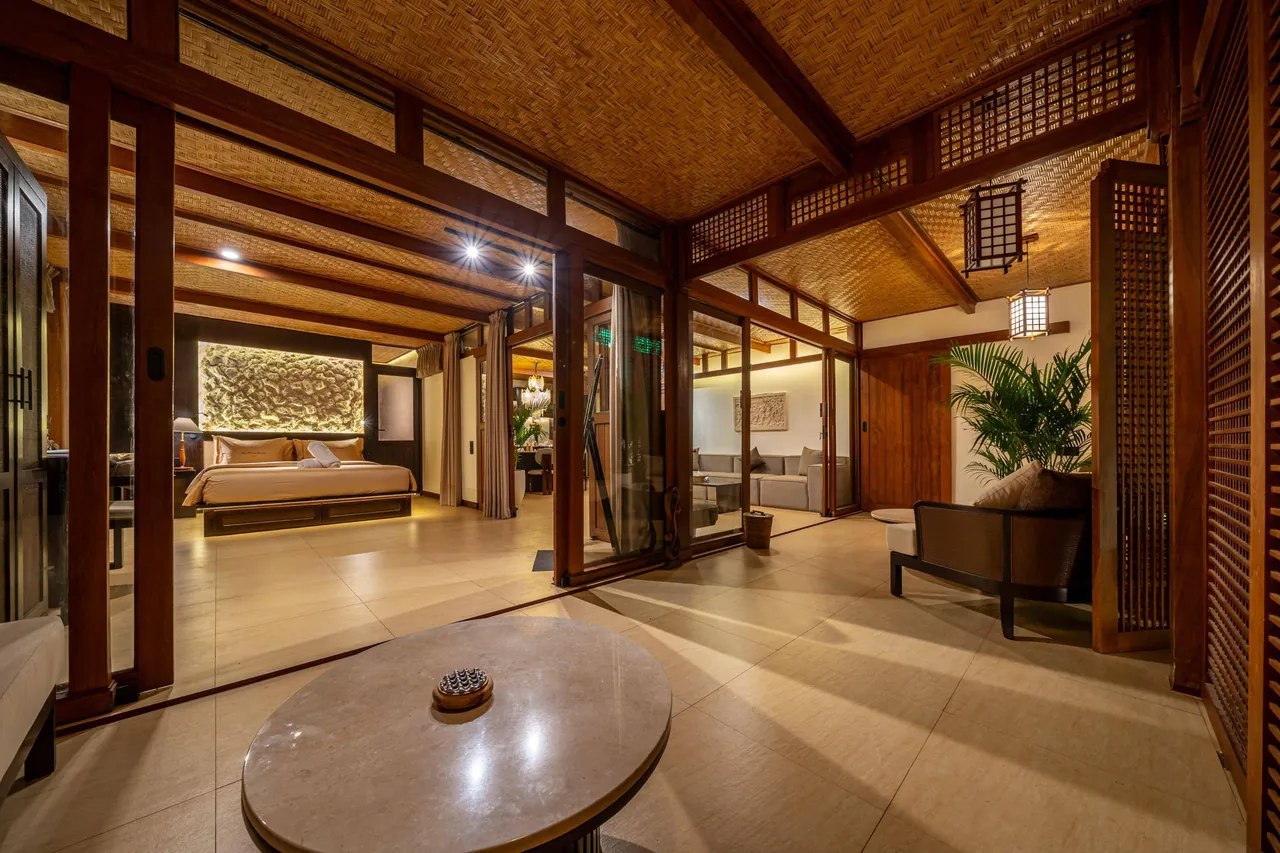 Ubud EcoHouse — Вид із вітальні на спальню