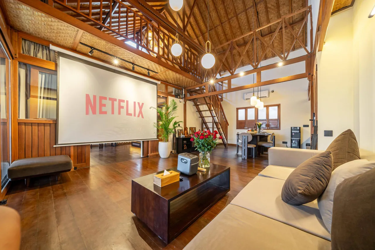 Ubud EcoHouse — Вітальня з проєктором