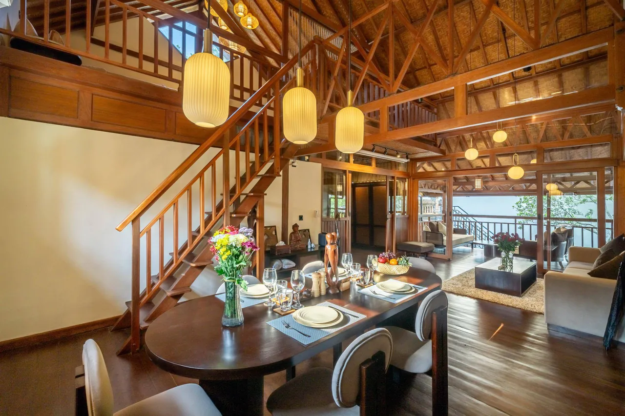 Ubud EcoHouse — Обідня зона і сходи на другий рівень
